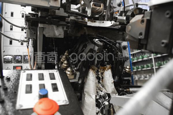 男人用特殊的機械工具制鞋。鞋廠的輸送機,有鞋底和鞋底。