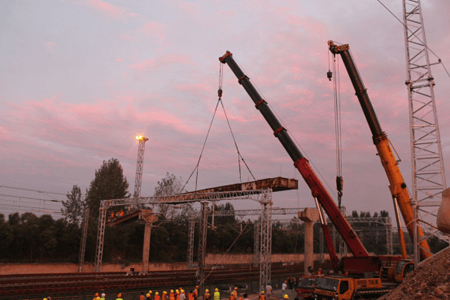 中鐵二十局集團(tuán)二公司小厲項(xiàng)目人行天橋二級(jí)施工今日?qǐng)A滿完成