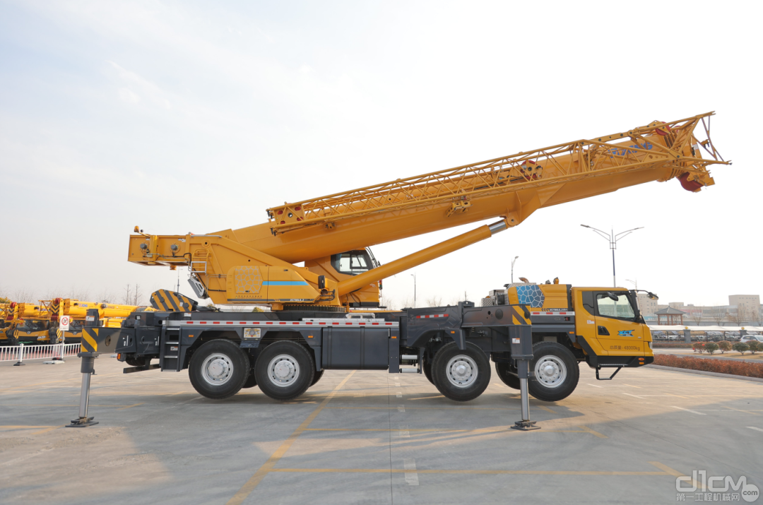 駕乘體驗(yàn)天花板,徐工xct80l6_2起重機(jī)誰見誰哇塞!_行業(yè)資訊_第一工程